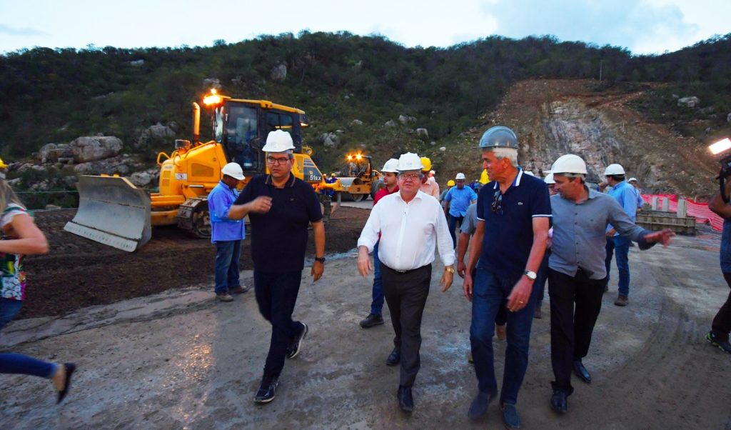 Governador vistoria execução das obras de construção da adutora Retiro, em Cuité